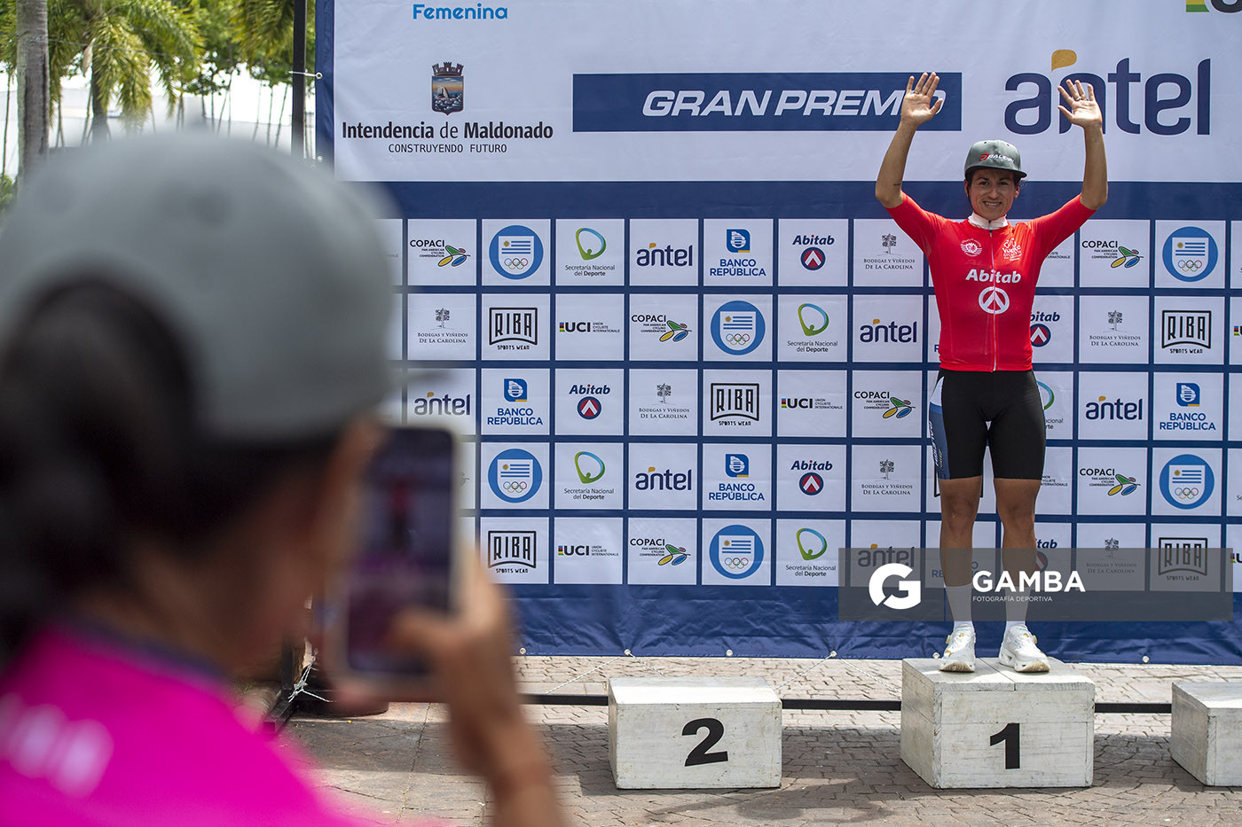 Aracelli Bureaux, del Team Raleigh(ARG), 1ª Vuelta Ciclista del Uruguay Femenina.